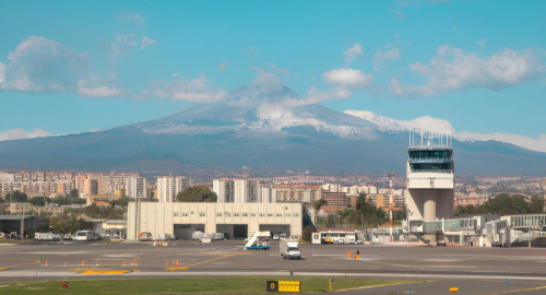 Etna e voli Catania: cenere, stop e disagi a Ferragosto